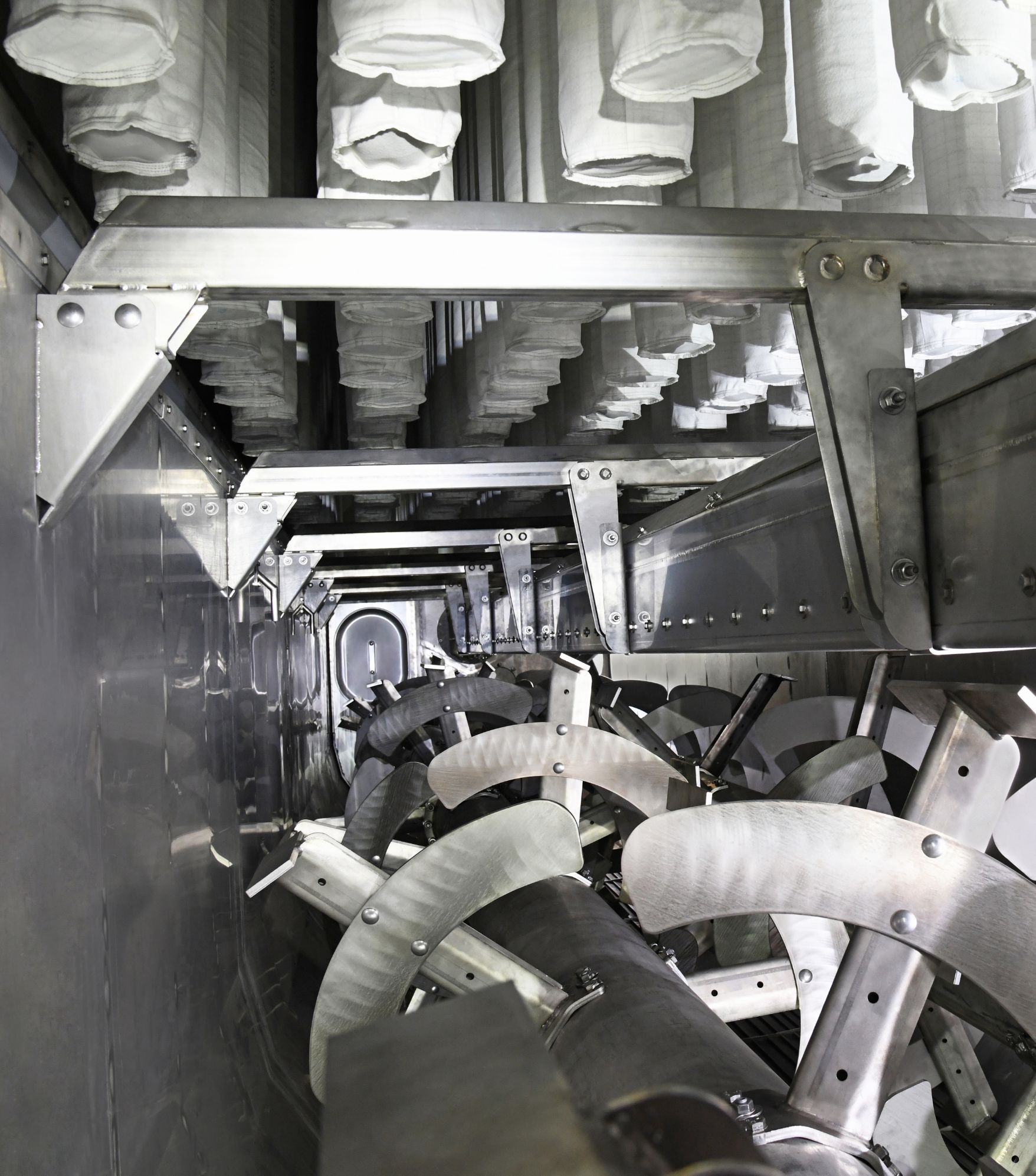 Trocknungslösung für flüssige Gärreste Blick ins Innere: Das Rührwerk bewegt das Produkt kontinuierlich – integrierte Filterelemente halten den Staub im Prozess.