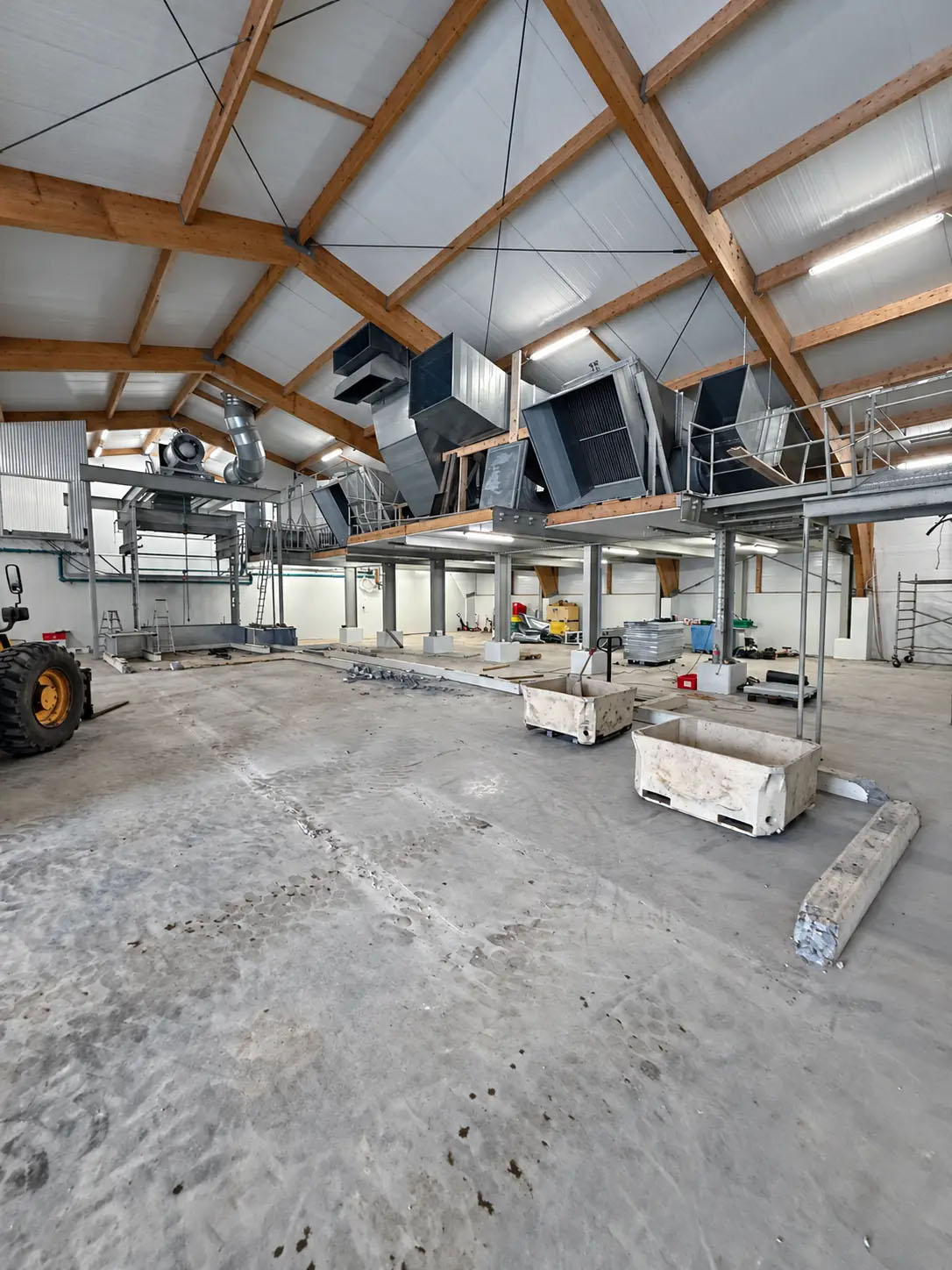 Industrielle Montagehalle im laufenden Betrieb